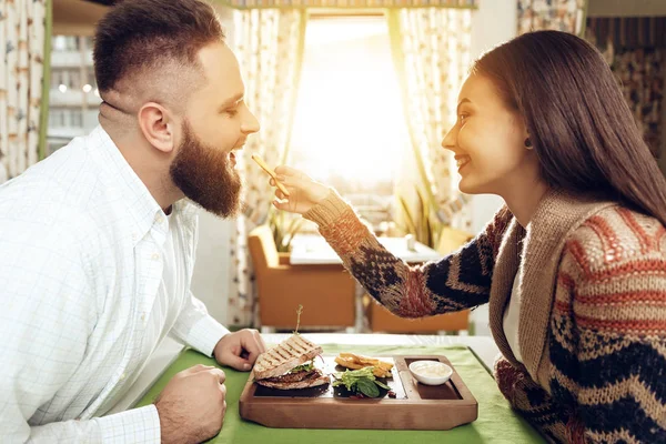 Zadowolony mężczyzna i Kobieta, obiad w restauracji — Zdjęcie stockowe