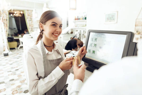 Cassa allegra utilizzando il dispositivo digitale per il pagamento — Foto Stock