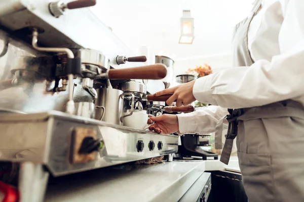 Primo piano della barista femminile che prepara il caffè — Foto Stock