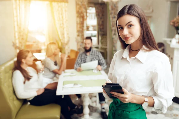 Ritratto bella giovane cameriera in piedi in caffè — Foto Stock