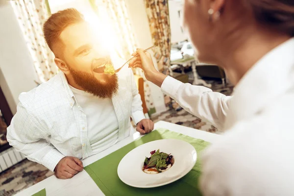 Homem e mulher felizes almoçam em um restaurante — Fotografia de Stock