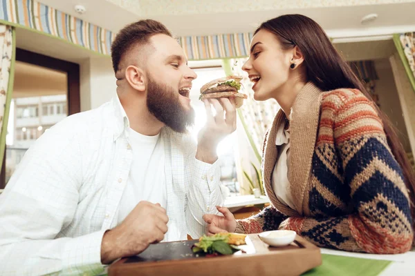 Homem e mulher felizes almoçando em um restaurante — Fotografia de Stock