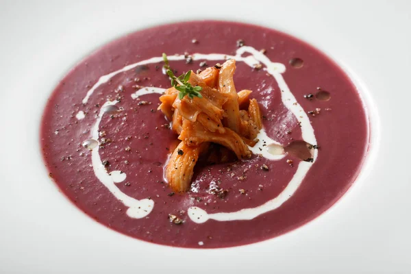 Primer plano de sopa de crema roja con plato de calamares — Foto de Stock