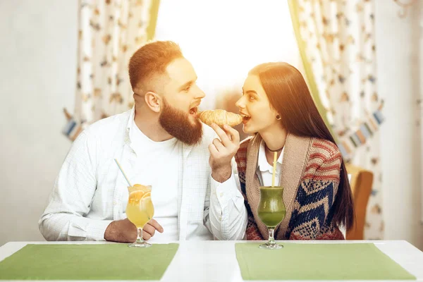 Retrato de um jovem casal feliz em um restaurante — Fotografia de Stock