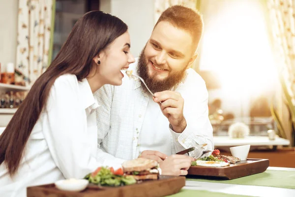 Romantyczna kolacja szczęśliwy mężczyzn i kobiet w restauracji — Zdjęcie stockowe