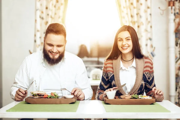 Jantar romântico homens e mulheres felizes no restaurante — Fotografia de Stock