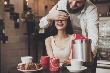 Bir adam kapalı gözlü bir kız için bir hediye verir