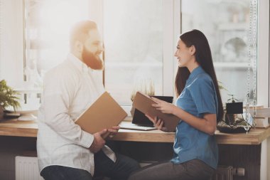 Bir adam iş işleri bir kızla anlatılmaktadır.