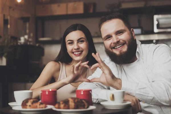 Jantar romântico para um casal apaixonado em um café — Fotografia de Stock