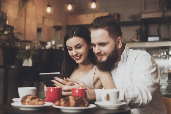 Jantar romântico para um casal apaixonado em um café — Fotografia de Stock