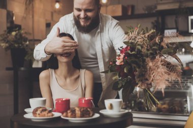 Bir kafede birkaç içinde aşk için romantik bir akşam yemeği