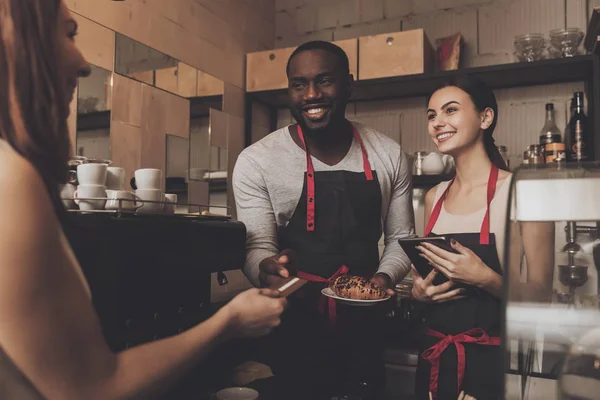 Team di servizio barista maschile e femminile cliente — Foto Stock