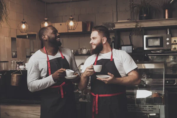 Ritratto di due giovani baristi al lavoro — Foto Stock