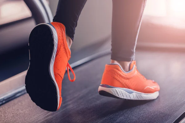 Correr en una sala de trípode una cinta de correr zapatos deportivos — Foto de Stock