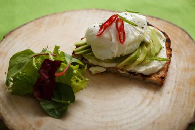 Avokado ve yumurta iştah açıcı sandviç