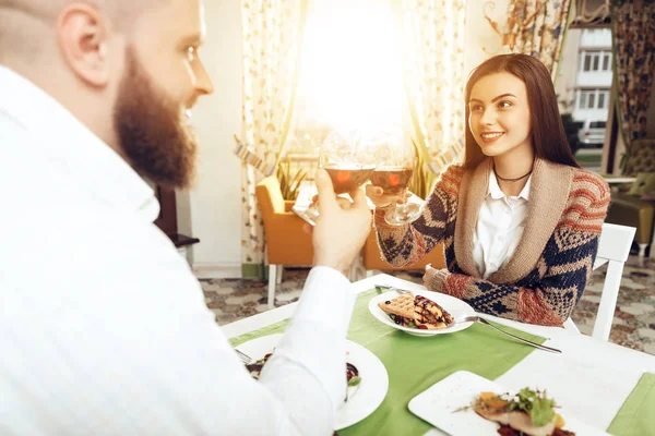 Jantar romântico homens e mulheres felizes no restaurante — Fotografia de Stock