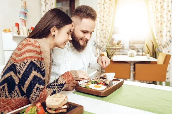 Jantar romântico homens e mulheres felizes no restaurante — Fotografia de Stock