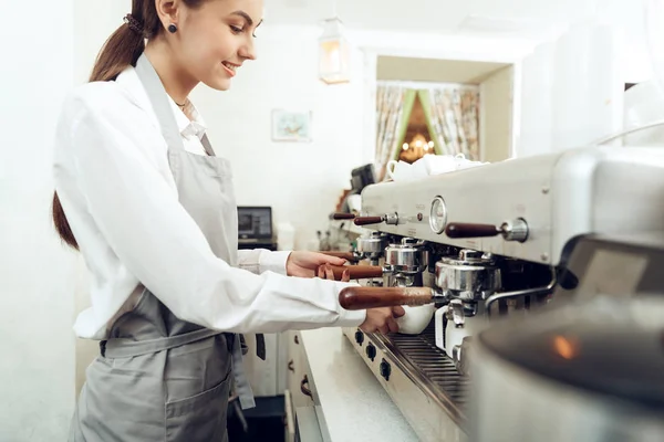 Όμορφη νεαρή κοπέλα barista προετοιμασία του καφέ — Φωτογραφία Αρχείου