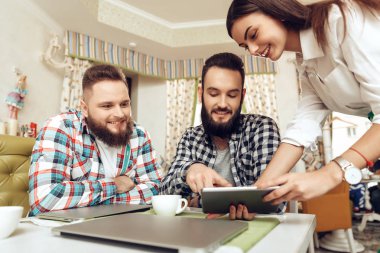 İki sakallı adam dizüstü bilgisayarlar ile bir kafede oturuyor