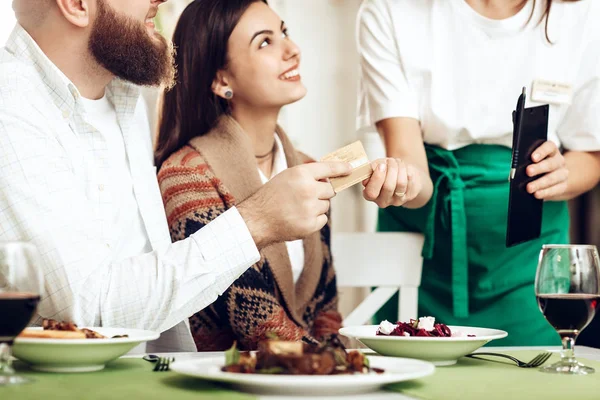 La cameriera ha portato un conto alla coppia per cena. — Foto Stock