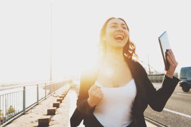 Genç kız Tablet haber gündoğumu okur.