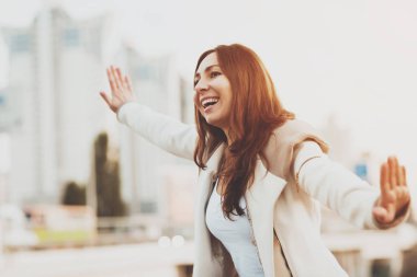 Gülümseyen kız ile çalışan eller havaya açık havada.