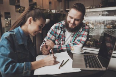 Belgeleri bir kafede gençler doldurun