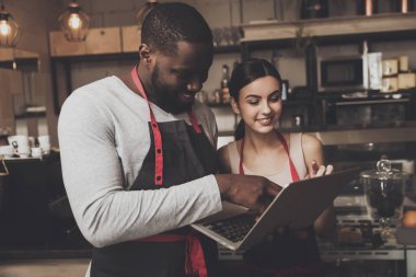 Barista erkek ve kadın bir laptop arıyorum