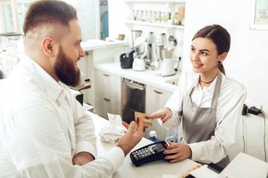 Neşeli kasiyer dijital cihaz için ödeme kullanma