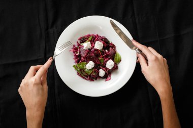 Üstten görünüm pancar lahana ve mozzarella salatası