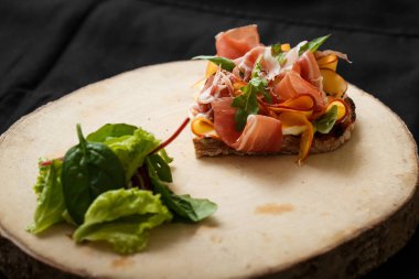 Jamon ve gemide salata sandviç kadar kapatın