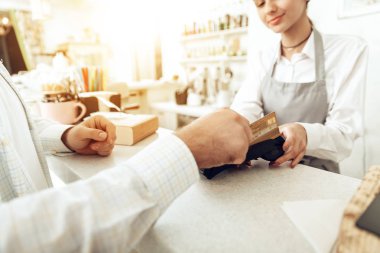 Neşeli kasiyer dijital cihaz için ödeme kullanma