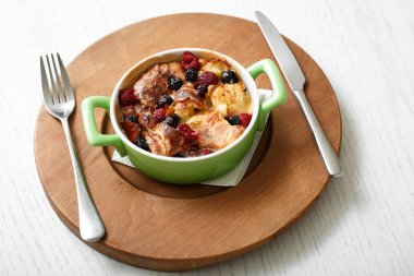 Üstten görünüm güveç pişmiş kiraz ve ahududu