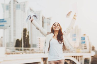 Kız kağıt evler arka plan üzerinde atar.