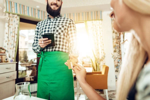 A menina é calculada garçom cartão de crédito no café — Fotografia de Stock