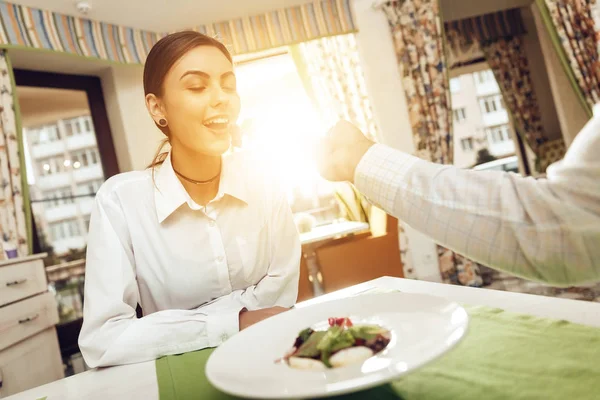 Homem e mulher felizes almoçam em um restaurante — Fotografia de Stock