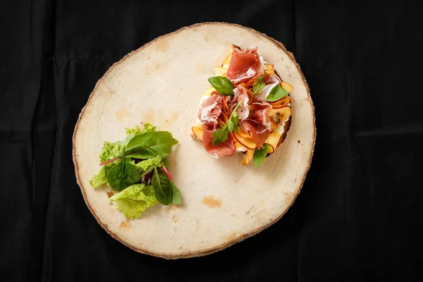 Sandwich con jamón y lechuga en bandeja de madera — Foto de Stock