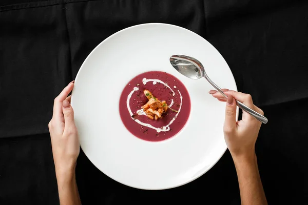Vista superior de la sopa de crema roja con plato de calamares — Foto de Stock