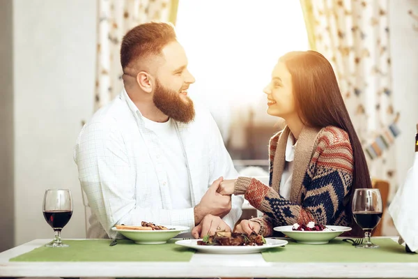 Portret młodych mężczyzn i kobiet w restauracji — Zdjęcie stockowe