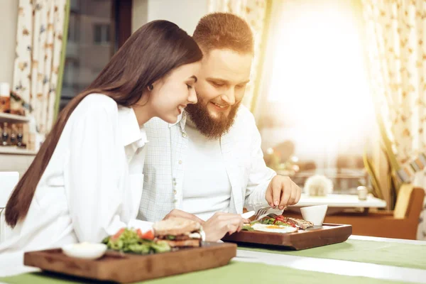 Jantar romântico homens e mulheres felizes no restaurante — Fotografia de Stock