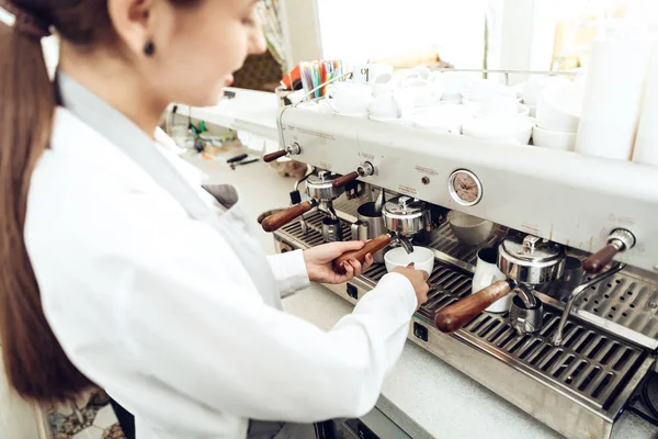 Primo piano della barista femminile che prepara il caffè — Foto Stock