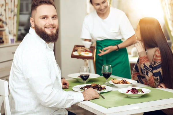Jantar romântico homens e mulheres felizes no restaurante — Fotografia de Stock