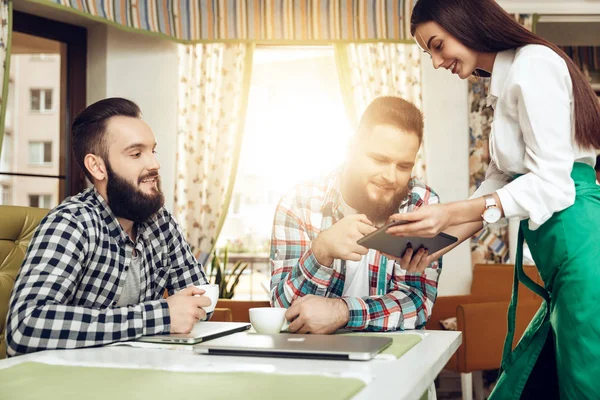 Due uomini barbuti sono seduti in un caffè con i computer portatili — Foto Stock