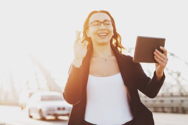 Genç gülümseyen kız selfie fotoğraf tablete yapar.