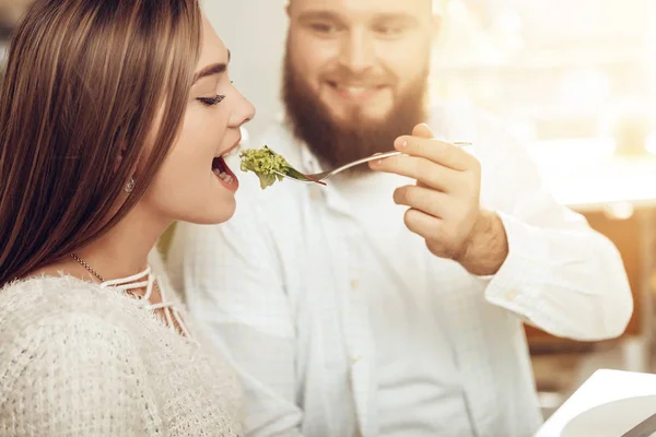 Homem e mulher felizes almoçam em um restaurante — Fotografia de Stock