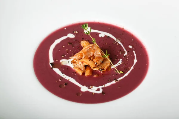 Primer plano de sopa de crema roja con plato de calamares — Foto de Stock