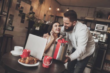 Genç güzel kız hediye ile mutlu.