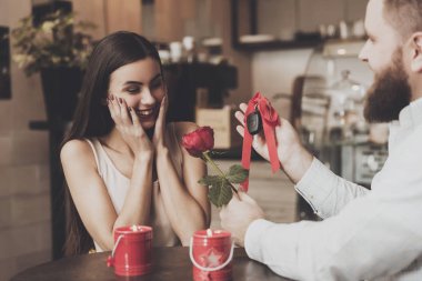 Sakallı adam güzel kız için bir hediye verir