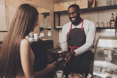 Genç kız hesaplanır kredi kartıyla Cafe