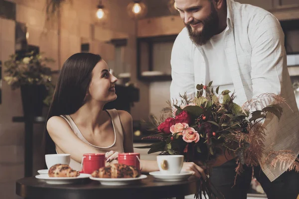 Jantar romântico para um casal apaixonado em um café — Fotografia de Stock